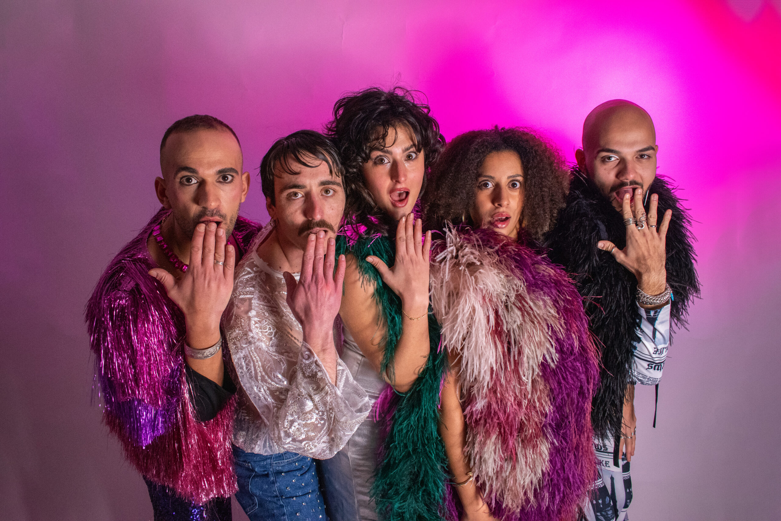 Quinta Eride è un Centro di produzione e sperimentazione teatrale che unisce diverse forme di talento, tra cui Drag Queen, cantanti, ballerini, attori e performer. Ogni progetto nasce dalla collaborazione tra artisti con competenze diverse, creando eventi immersivi che combinano arte, emozioni e magia, trasformando ogni serata in una festa collettiva.